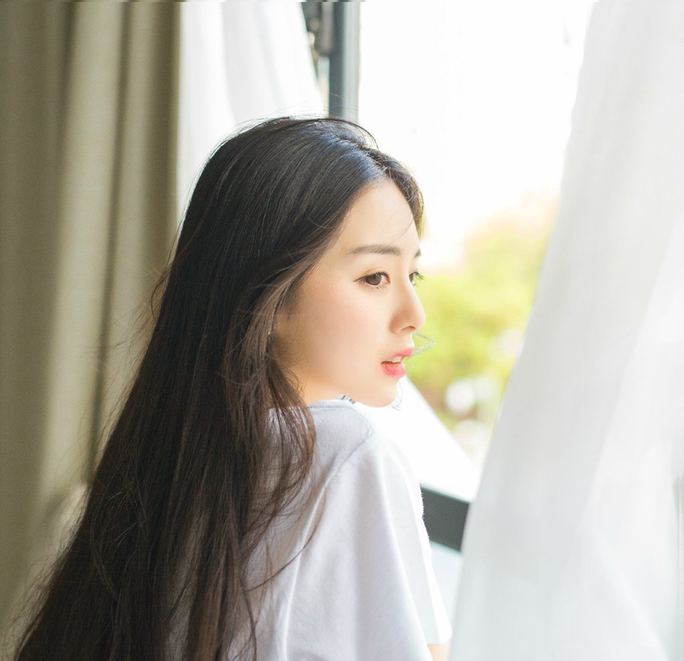 “喏。”关羽点了点头，之时在心里却默默地叹息一声，如此一来，汉室仅存的那点威严却是彻底没了，等于是刘备也同样将献帝视作了傀儡，不过内心里，关羽也没什么抵触，天下已经这样了，绝不是献帝一个小娃娃能够执掌的，待日后刘备扫平寰宇之时，自然可以重新树立大汉的威严。